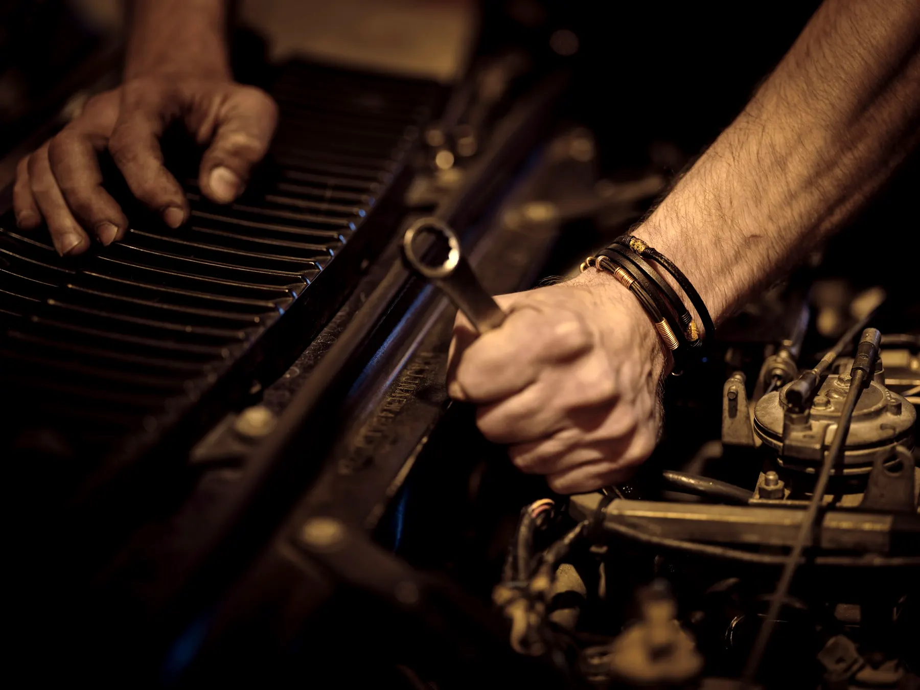 Travail mécanique à la main sur un moteur